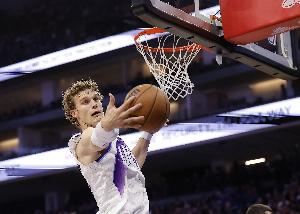  状态糟糕！马尔卡宁半场9中2仅拿6分2板1助2断 正负值-22