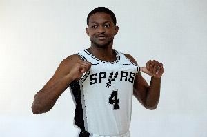  Shams：福克斯将在周日打鹈鹕的比赛复出 完成赛季首秀！