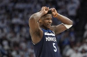  火力全开！爱德华兹半场16中10爆砍29分 三分10中6