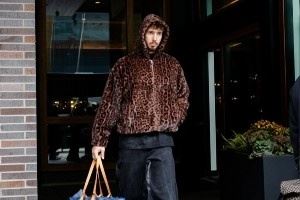  火箭众将入场穿搭：申京豹纹外套 除亚当斯外全员过冬