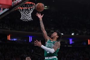  状态炸裂！A·西蒙斯半场11中8&三分7中5拿到25分&曾一人连得12分