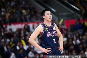  没手感！胡明轩半场5投仅1中拿到6分5助 三分3中1