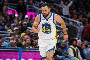  解说谈库里：惊天地泣鬼神表演 强大的库有引力总能激发队友斗志