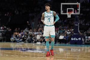  NBA杯黄蜂客战雄鹿 连续缺阵5场比赛的拉梅洛·鲍尔复出