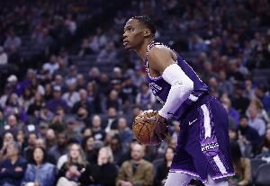  太犹豫！威少突破分球送个人第5记失误 瓦塞尔反击欧洲步打板上篮