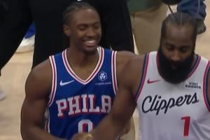 气着呢！马克西一路搂着哈登试图寒暄 哈登左右游走没心情理