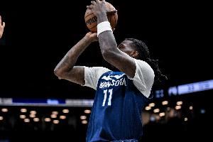  手感火热！里德半场11中8高效砍下19分5篮板