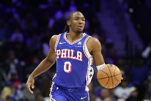  高难度！马克西接球强攻篮下 滞空对抗防守拉杆打进加罚