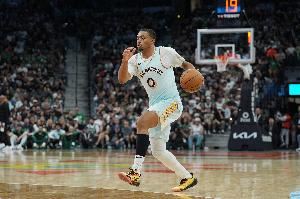  活力满满！凯尔登·约翰逊半场7中4拿到9分4板 正负值+5